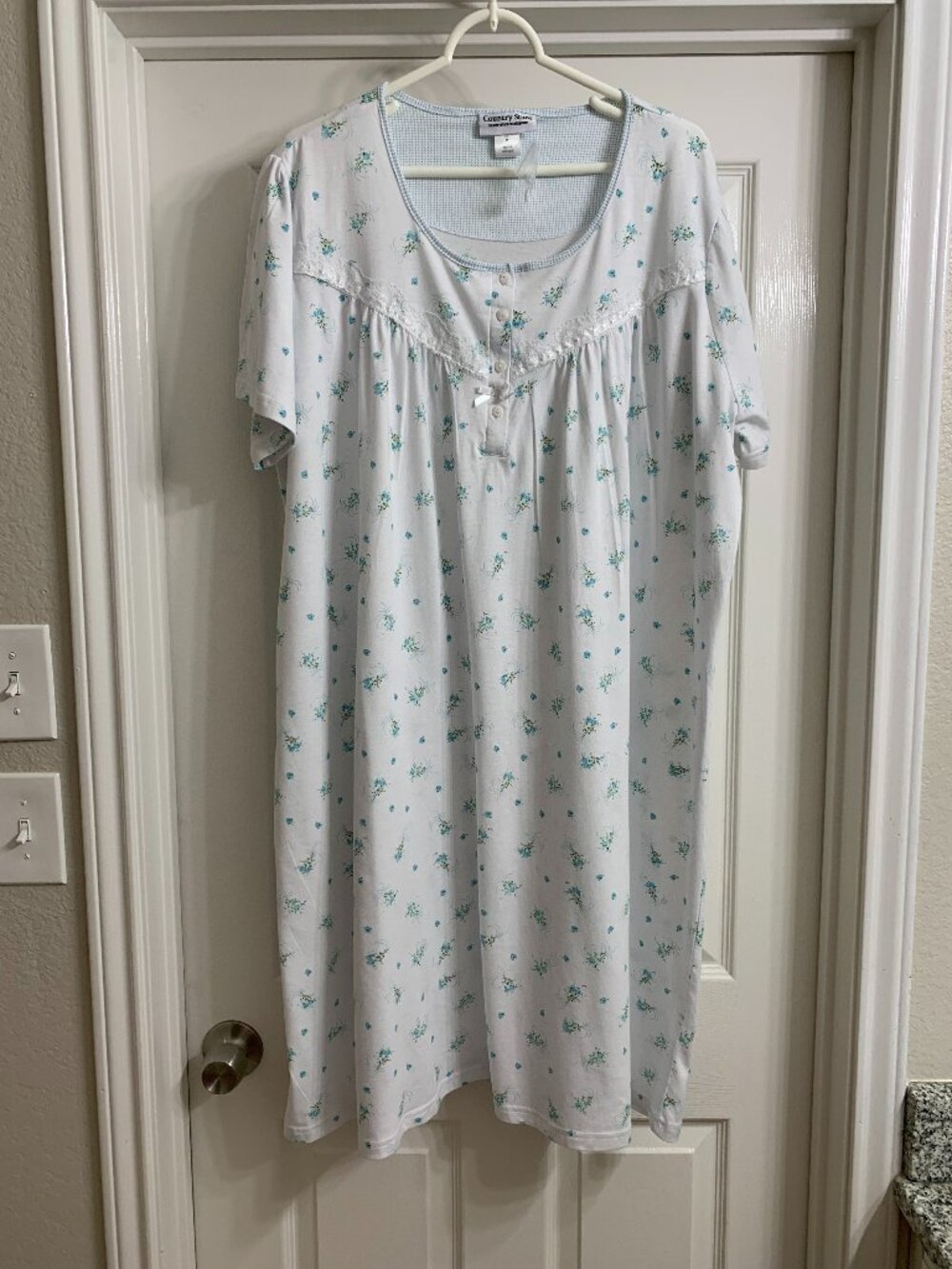 Country Store Brand Women's White and Floral Nightgown, Size 2X (NWOT)
